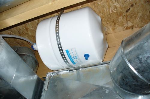 Reverse osmosis storage tank installed in a crawlspace