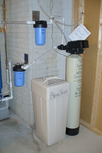 EcoSoft 32K water softener with dual whole-house filters and a brine tank