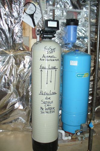 EcoSoft automatic acid neutralizer with a Well-X-Trol pressure tank