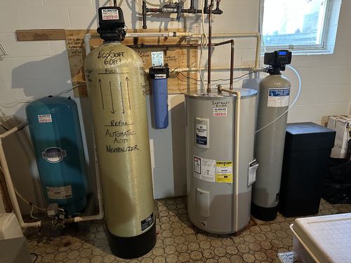 EcoSoft automatic acid neutralizer, water heater, and Well-Rite pressure tank installed together