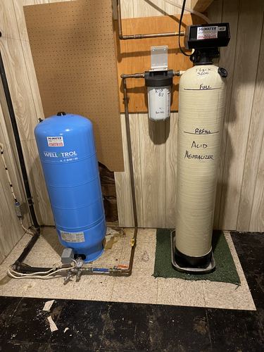 Fleck 5600 acid neutralizer with a Well-X-Trol pressure tank